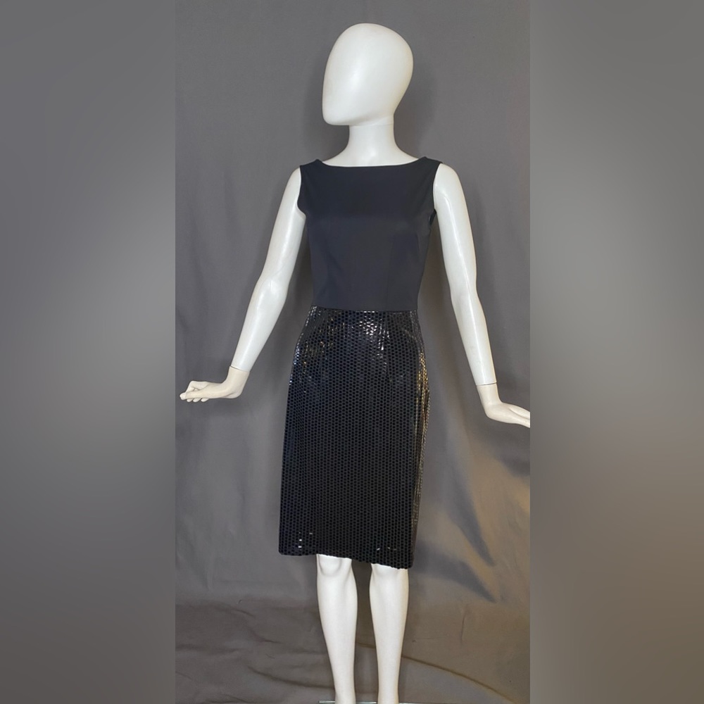 Black sheath dress with shiny bottom (34/28/38)